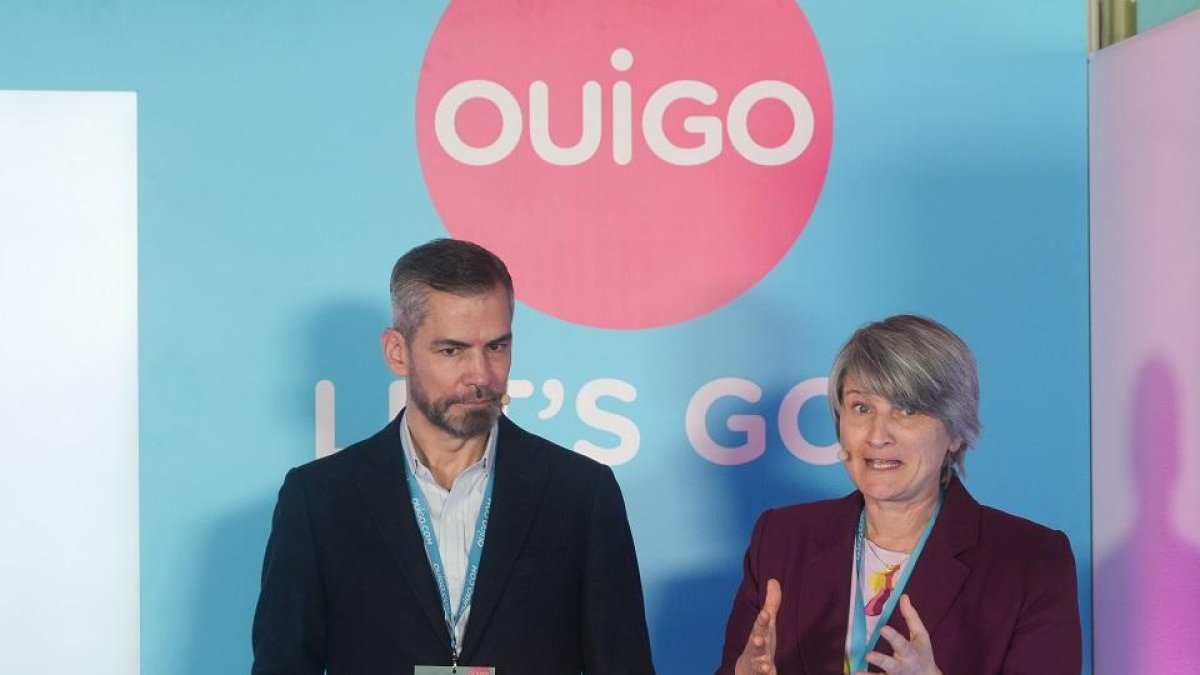 Hélène Valenzuela, directora general de Ouigo, junto al director comercial, Federico Pareja.