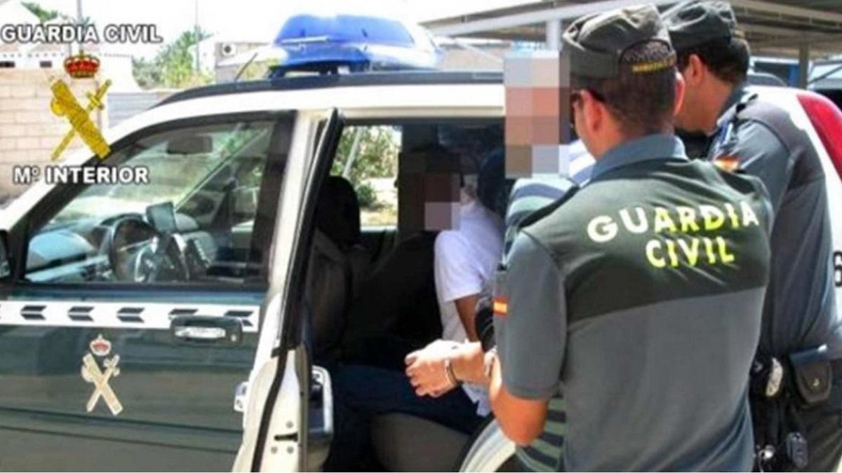 Imagen de la detención facilitada por la Guardia Civil.