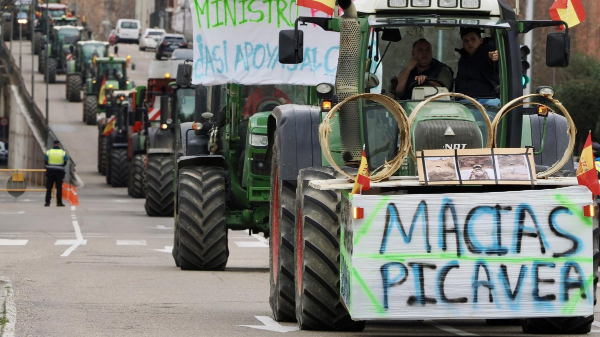 Tractorada para pedir la sustitución de la tubería general que les permita regar este año a los regantes del Canal Macías Picavea, en Valladolid