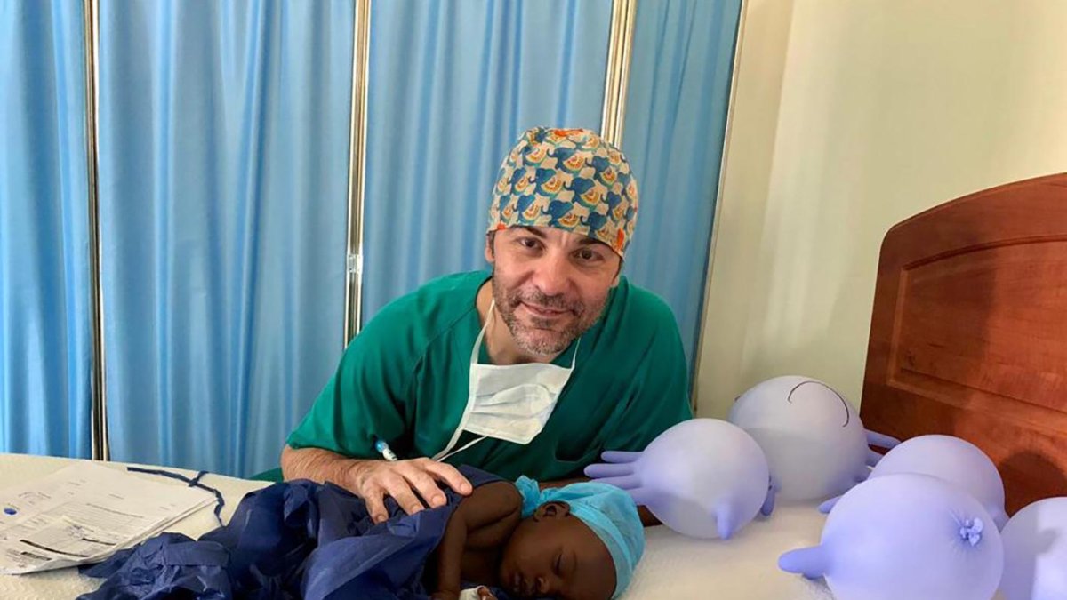 José María Pradillos Serna con uno de los niños operados en su proyecto solidario