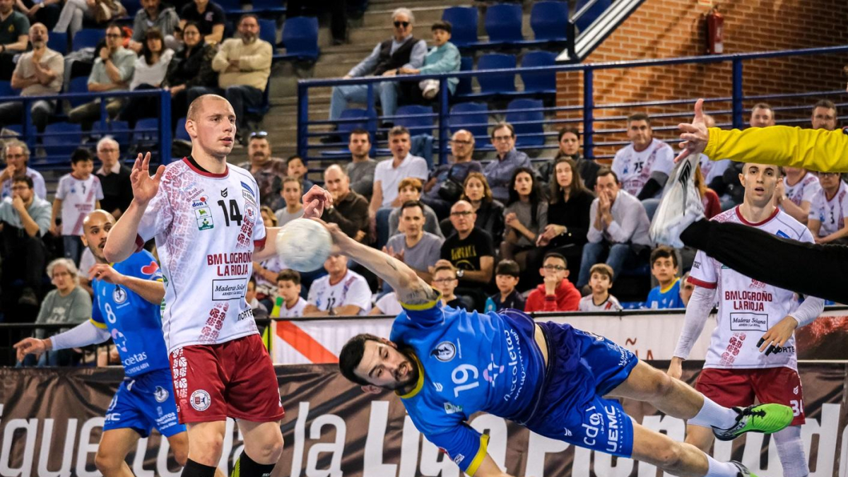 Álvaro Martínez lanza de manera acrobática en el duelo en Logroño.