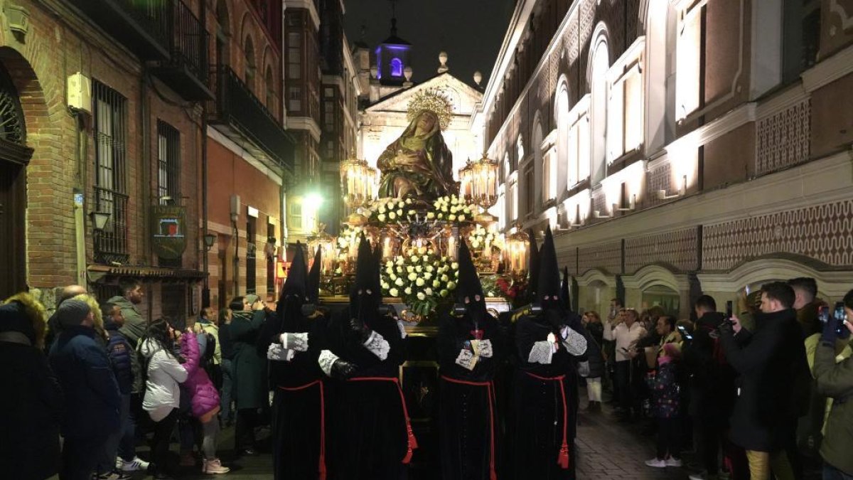 La Virgen de las Angustias rodea el Teatro Calderón.