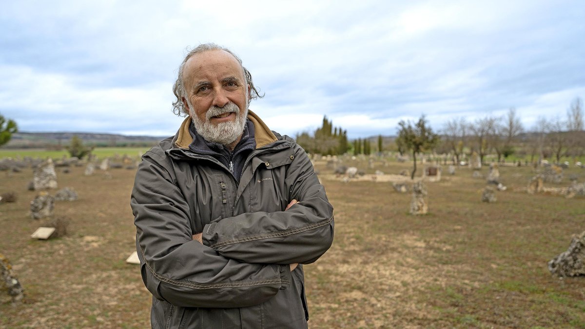 El arqueólogo Carlos Sanz, en el yacimiento arqueológico de Pintia.