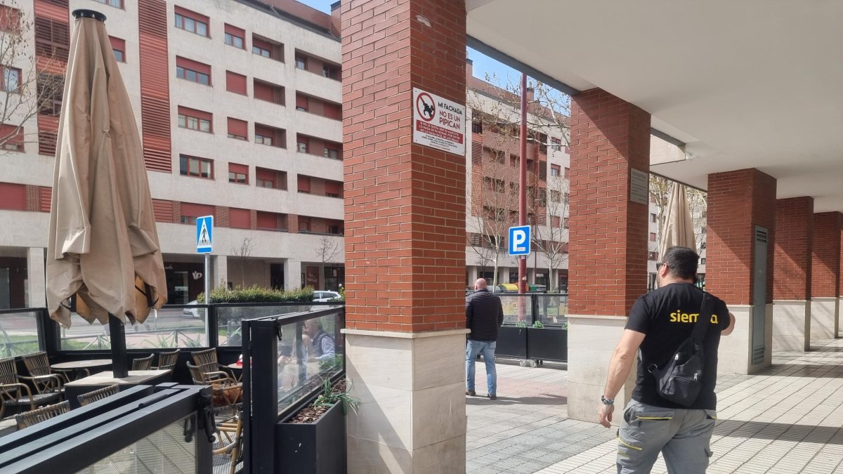 Una terraza en Villa de Prado, ocupando toda la acera y sólo permitiendo el paso por los soportales