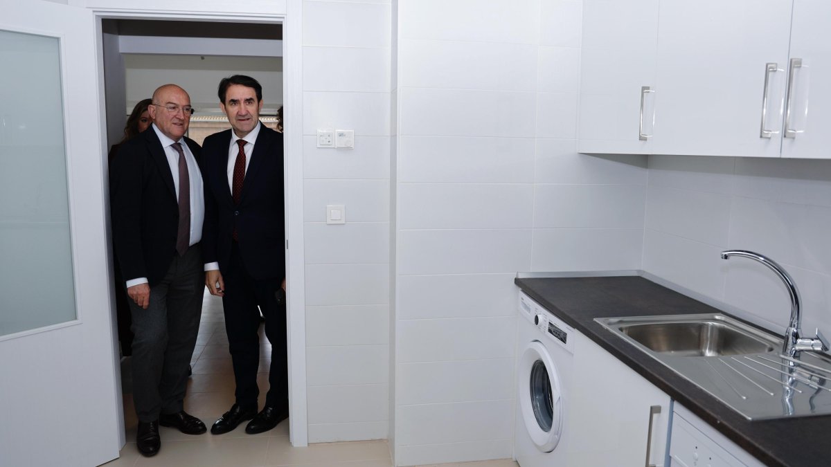 Carnero y Suárez-Quiñones visitan las viviendas de Puente Colgante