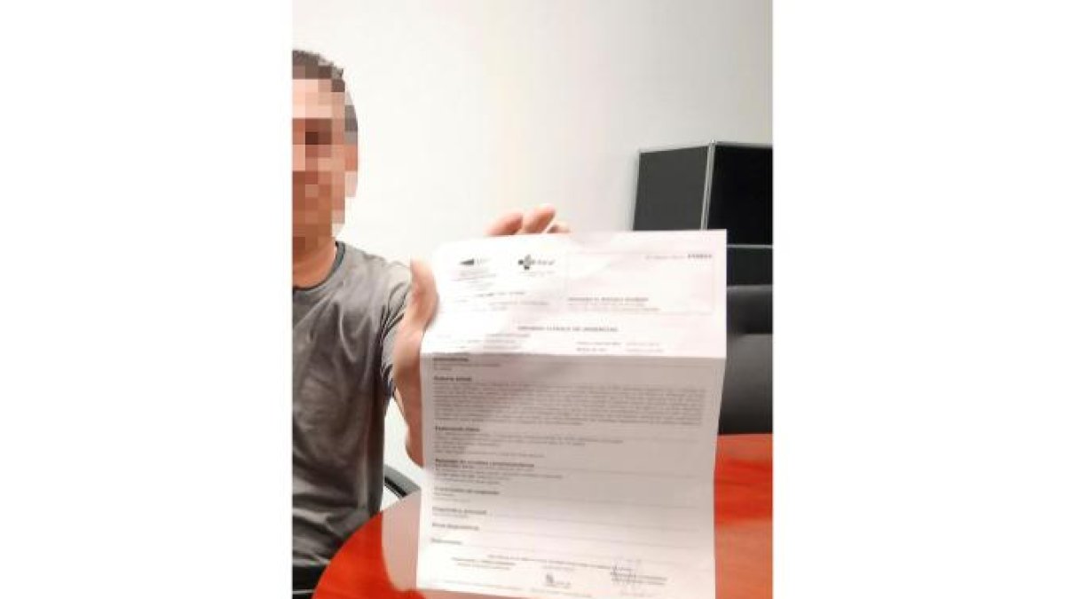 El taxista de Valladolid con el parte de lesiones.