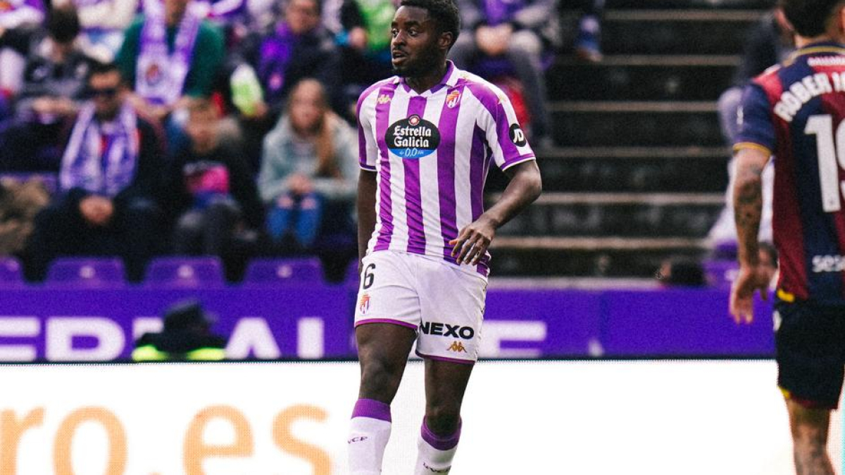 Boyomo controla el balón.