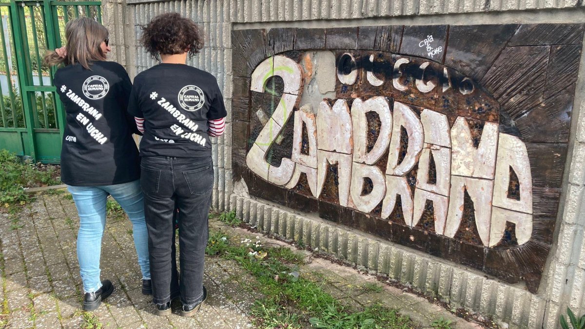Dos educadoras sociales veteranas del centro de menores junto a una de las puertas.