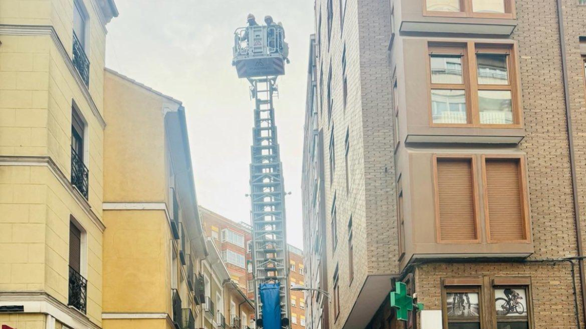 Policía local y bomberos intervienen en el incidente de una campana extractora