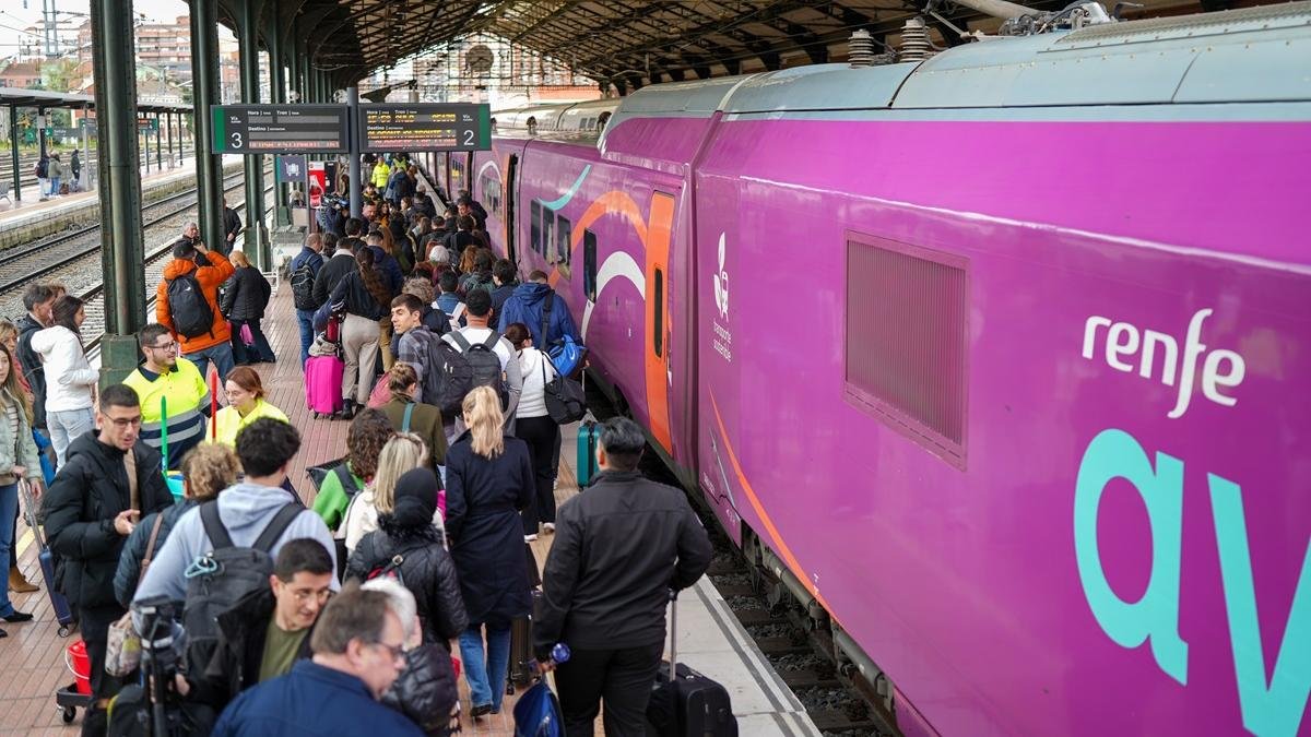 Salida del primer tren de Renfe AVLO en la estación de Campo Grande de Valladolid