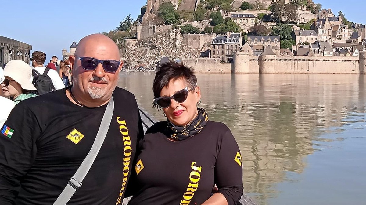 Alberto López y su mujer María Luisa ‘Mari’ Morate en una excursión a Mont Saint Michel (Normandía)