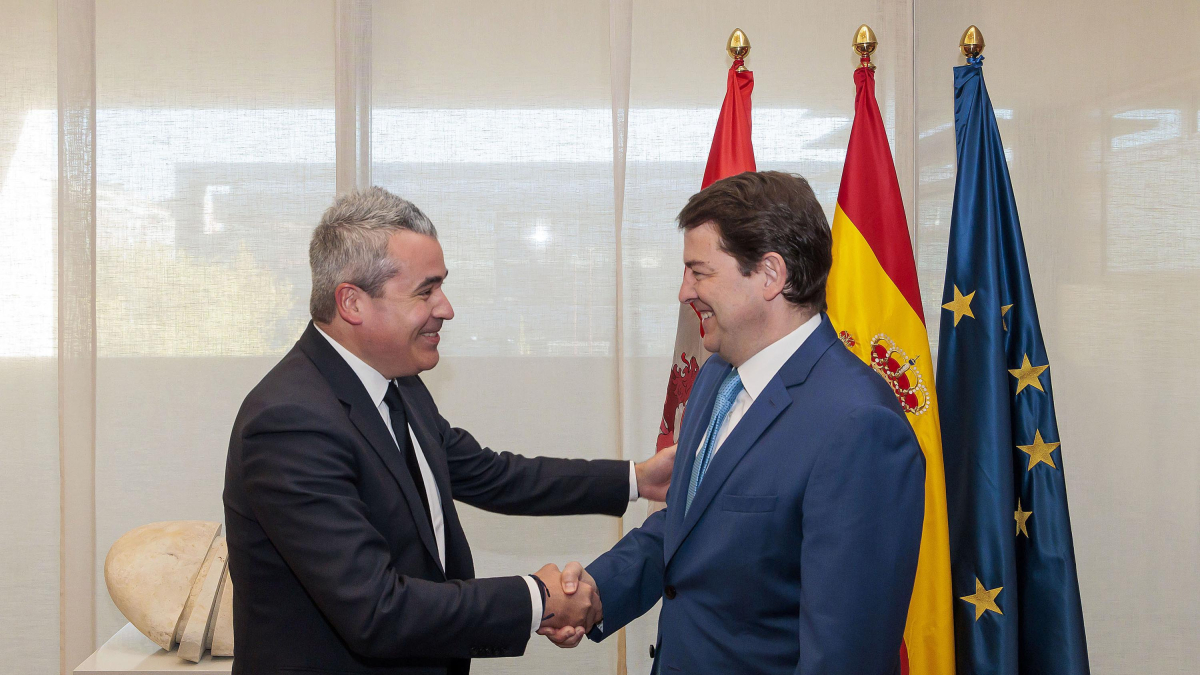 Fernández Mañueco, se reúne con el director de Estrategia de Renault Group, Josep María Recasens