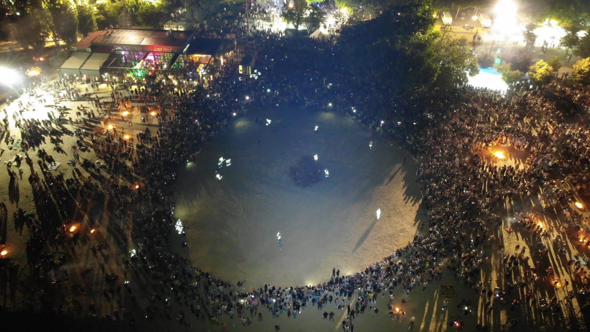 Escena tomada por un dron en Las Moreras en San Juan. La policía indica que se dan puntos de botellón aprovechando la fecha señalada, aunque los fines de semana es una zona habitual.