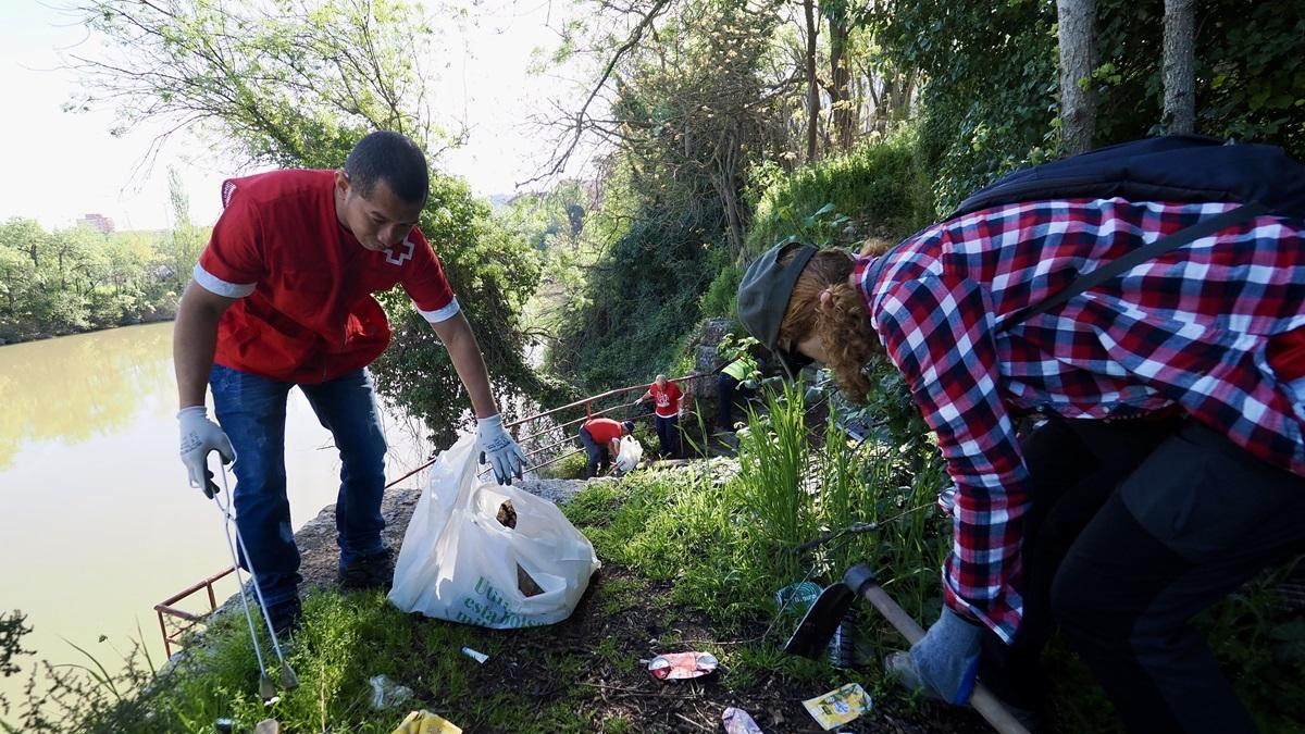 Voluntarios de 'Ama el Pisuerga' recogiendo basura en el callejón de la Alcoholera.