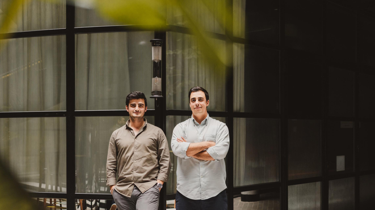 Adrián y Nacho Bautista, responsables de Fundeen, una plataforma para que pequeños inversores puedan invertir en renovables.