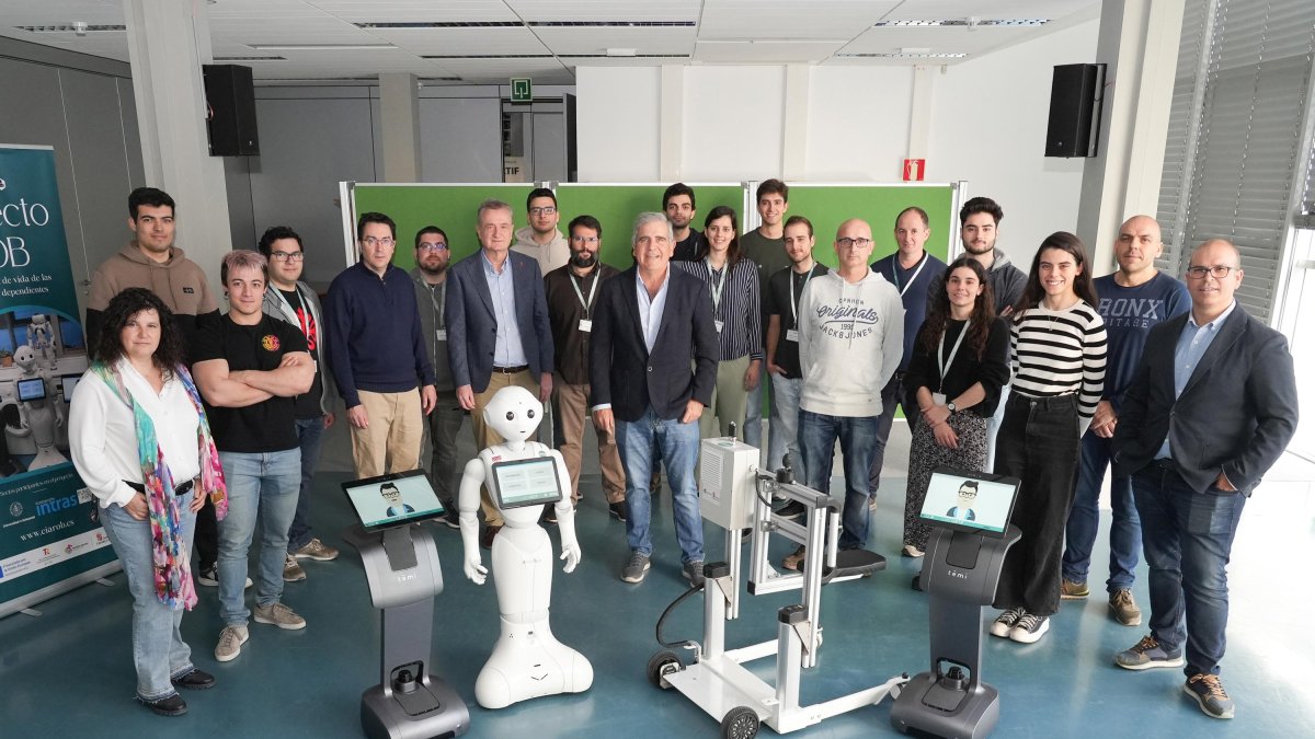Miembros del equipo del proyecto de los robots.