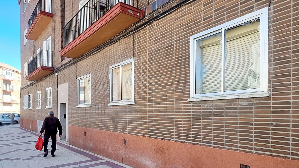 Vivienda ocupada en el número 27 de la Avenida Reyes Católicos, con los cristales de las ventanas rotos