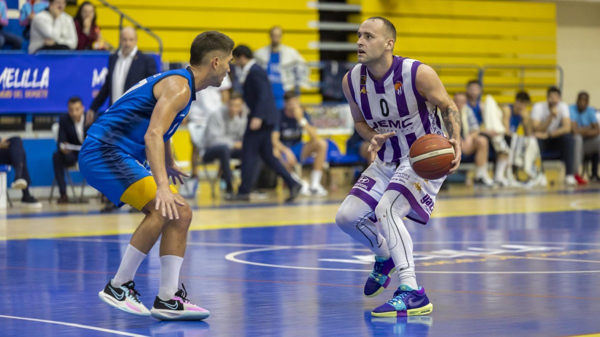 Devin Schmidt ante Óscar Alvarado en el partido jugado en Melilla que desencadenó con ambos protagonistas la sanción al americano del UEMC RVB.