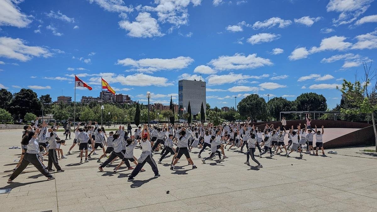 Alumnos del colegio Agustinas de Valladolid realizando actividades en la Plaza de las Cortes por el día de la Educación Física en la Calle.