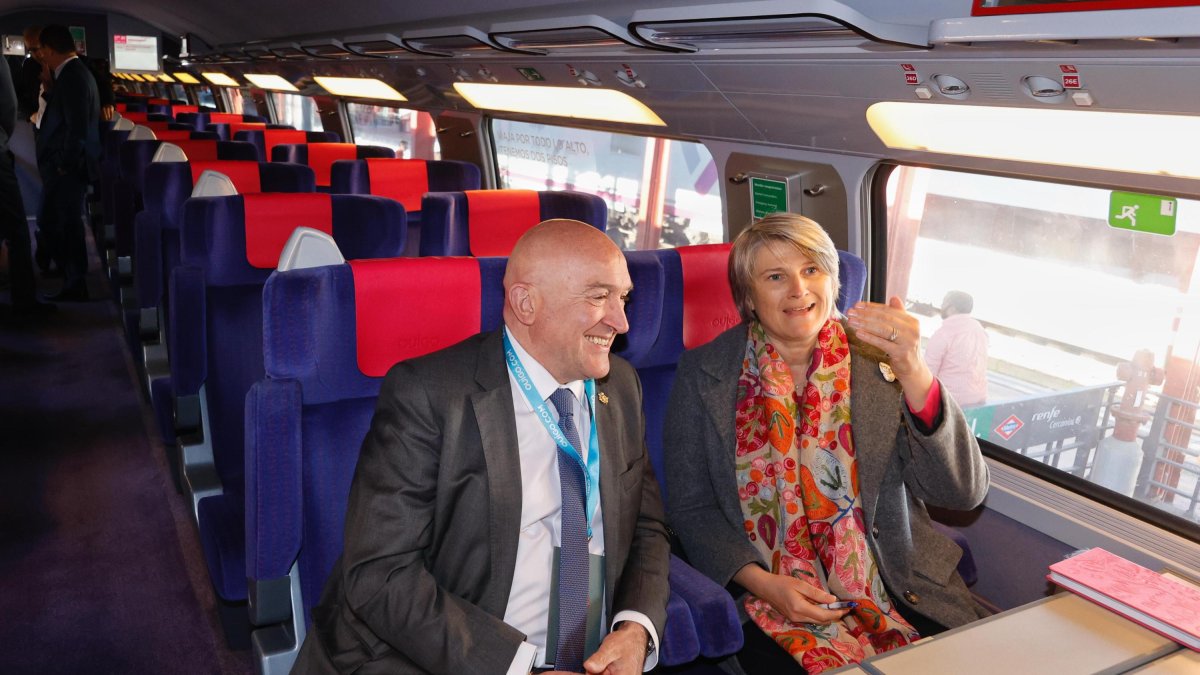 Carnero y Hélène Valenzuela en la llegada de Ouigo a Valladolid