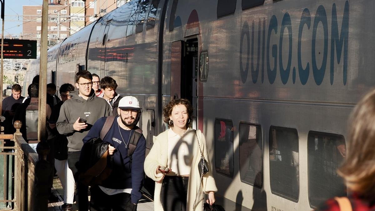 Salida de primer Ouigo desde la estación de Campo Grande de Valladolid.