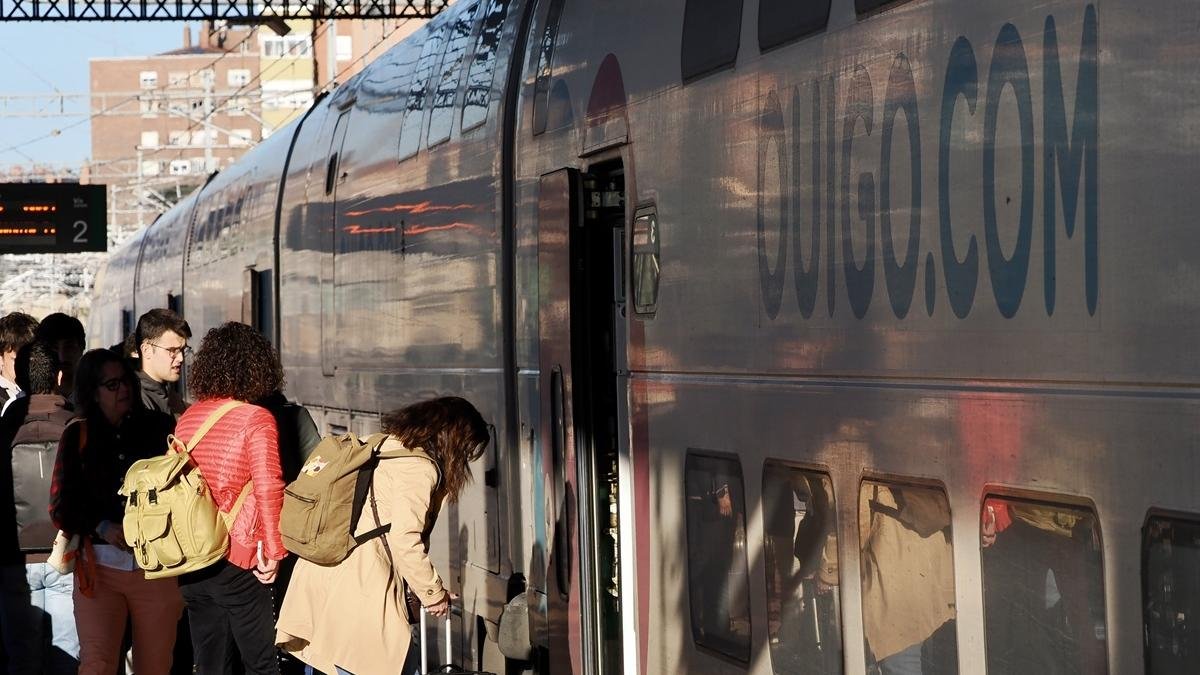 Valladolid. 19/4/2024. Primera salida del OUIGO con pasajeros dirección Alicante de la estación del Norte de Valladolid. Photogenic/Miguel Ángel Santos