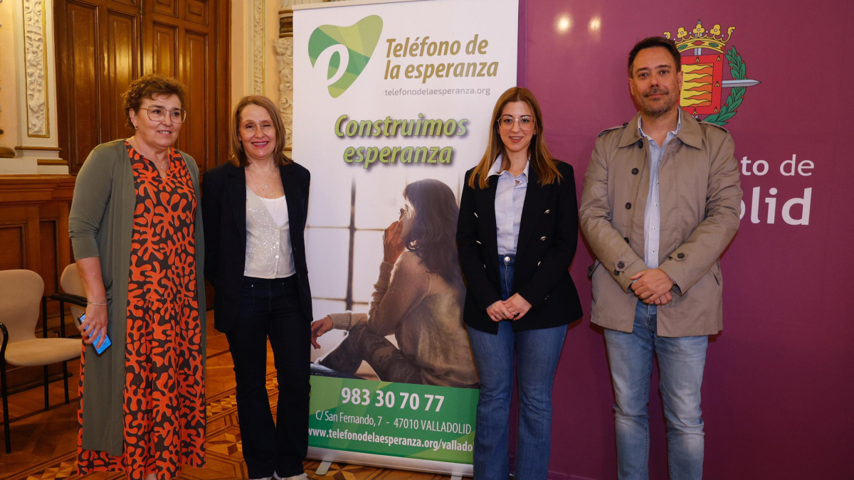 La concejala de Juventud, Carolina del Bosque, y el presidente del Teléfono de la Esperanza en Valladolid, Eloy González Arranz, en la presentación de la iniciativa