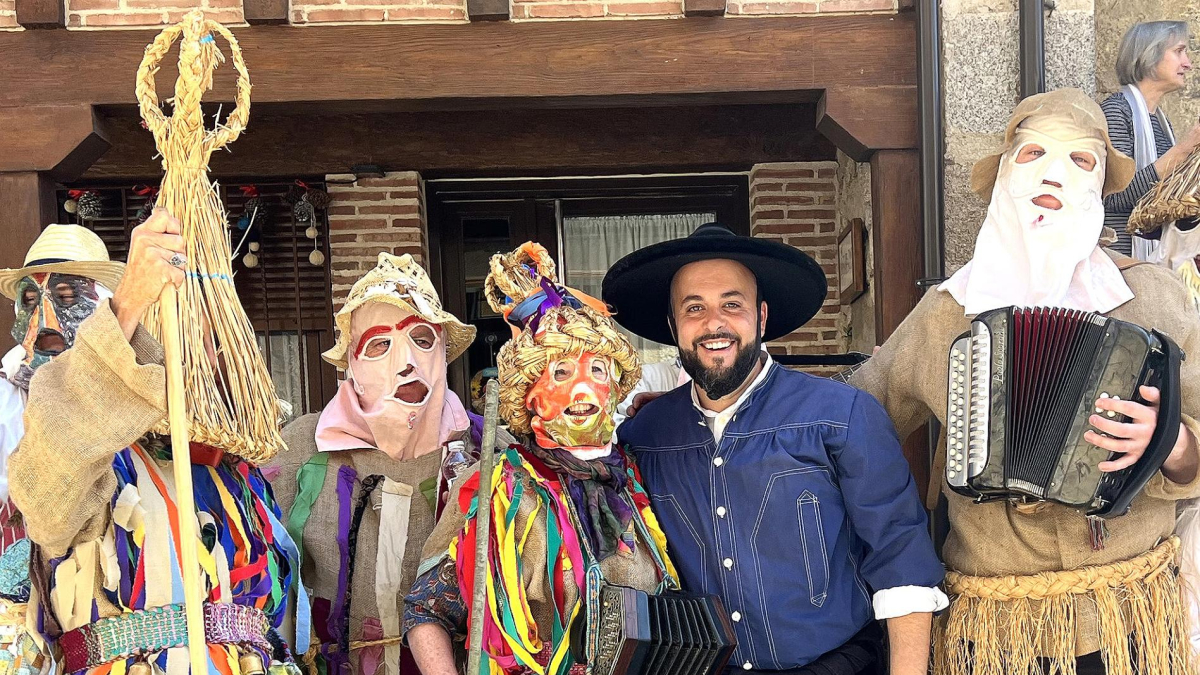Pedro Granado, junto a algunos de los participantes de la VIII edición de Mascarávila, en Pedro Bernardo