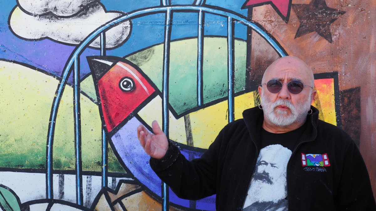 Manolo Sierra pinta un mural en San Pelayo (Valladolid) dentro de la jornada memorialista de IU