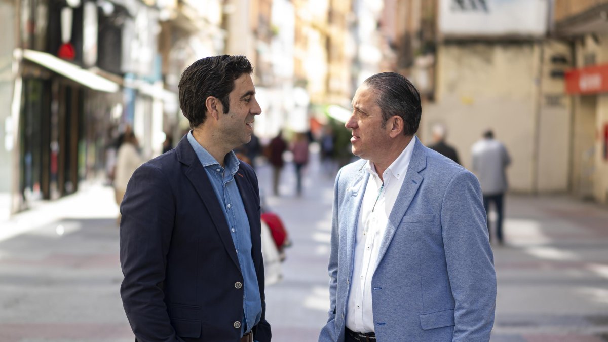 Javier Díez y Jaime Curiel, comerciantes de Valladolid en la calle Mantería