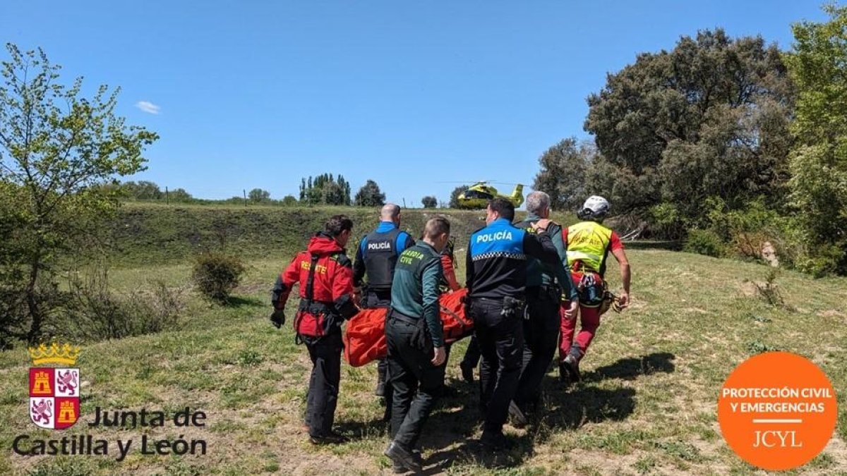 Momento en el que evacúan al ciclista accidentado