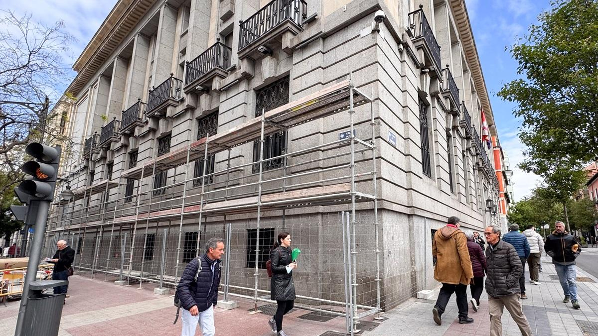 El Banco de España ya tiene andamios instalados en la fachada de Míguel Íscar.