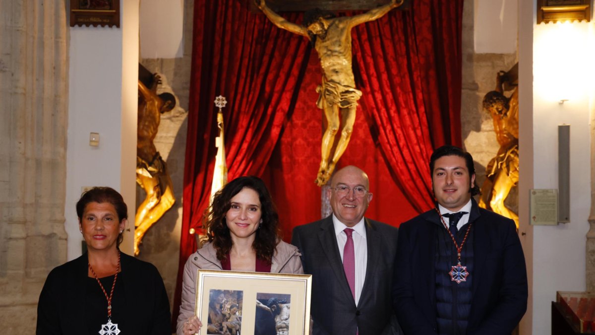 Isabel Díaz Ayuso junto al alcalde Jesús Julio Carnero y representantes de las Siete Palabras