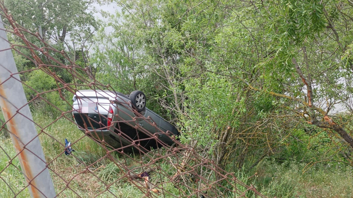 Vehículo volcado en la avenida Salamanca a la altura del puente de la Hispanidad de Valladolid