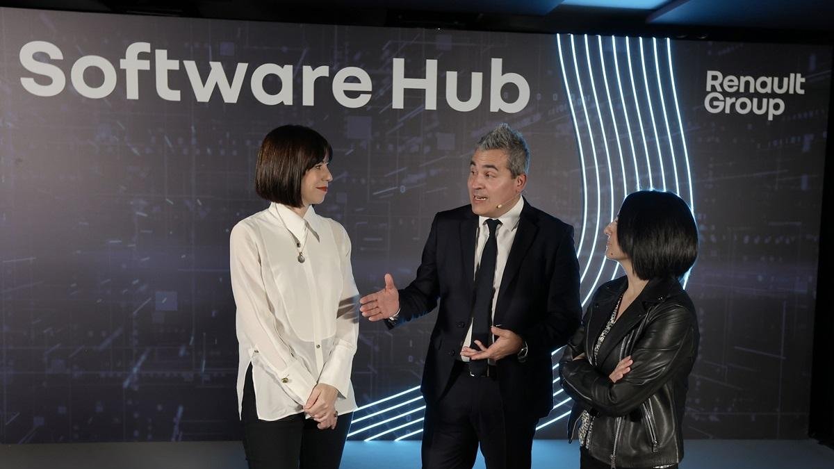 La ministra de Ciencia, Innovación y Universidades, Diana Morant (i) junto al director de estrategia de Renault Group, Josep María Recasens (d)