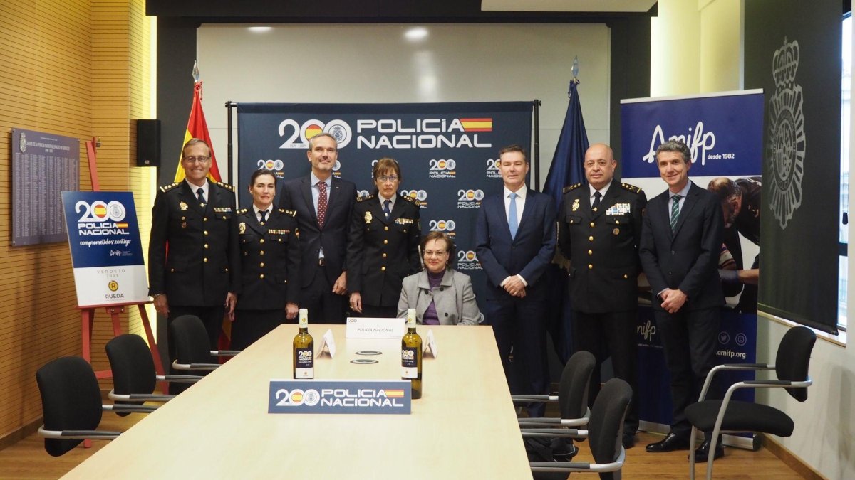 Presentación de la botella conmemorativa del 200 aniversario de la Policía Nacional