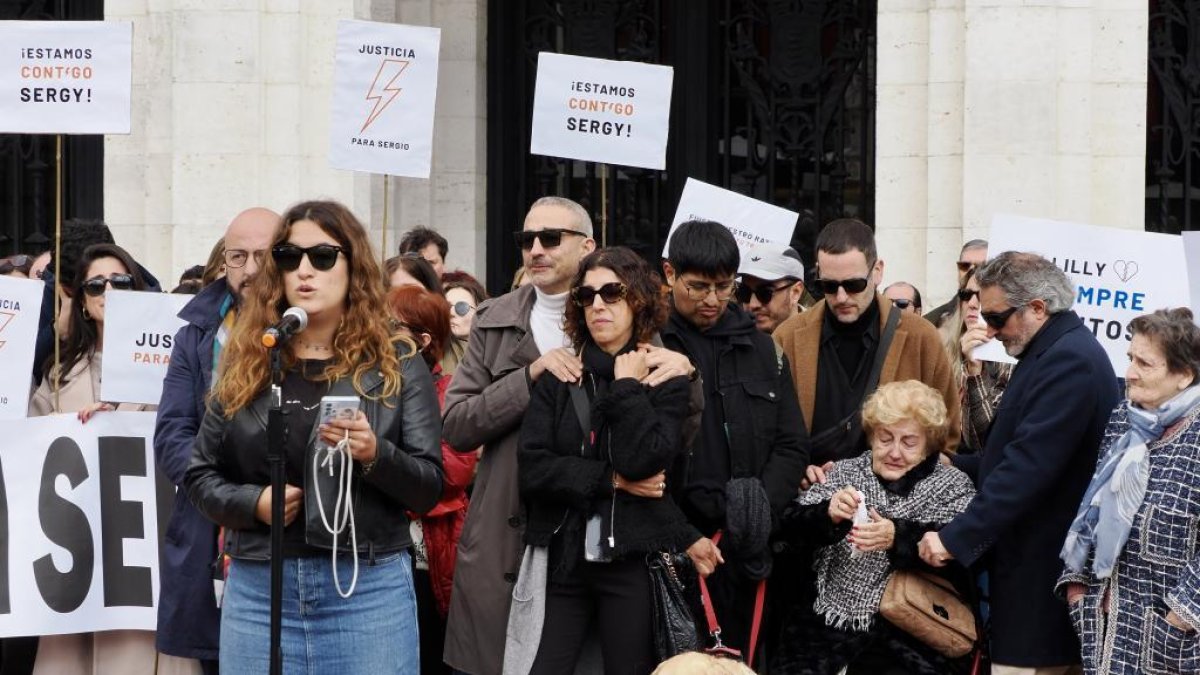 Carla, la hermana de Sergio Delgado, interviene en la concentración para pedir justicia. PHOTOGENIC