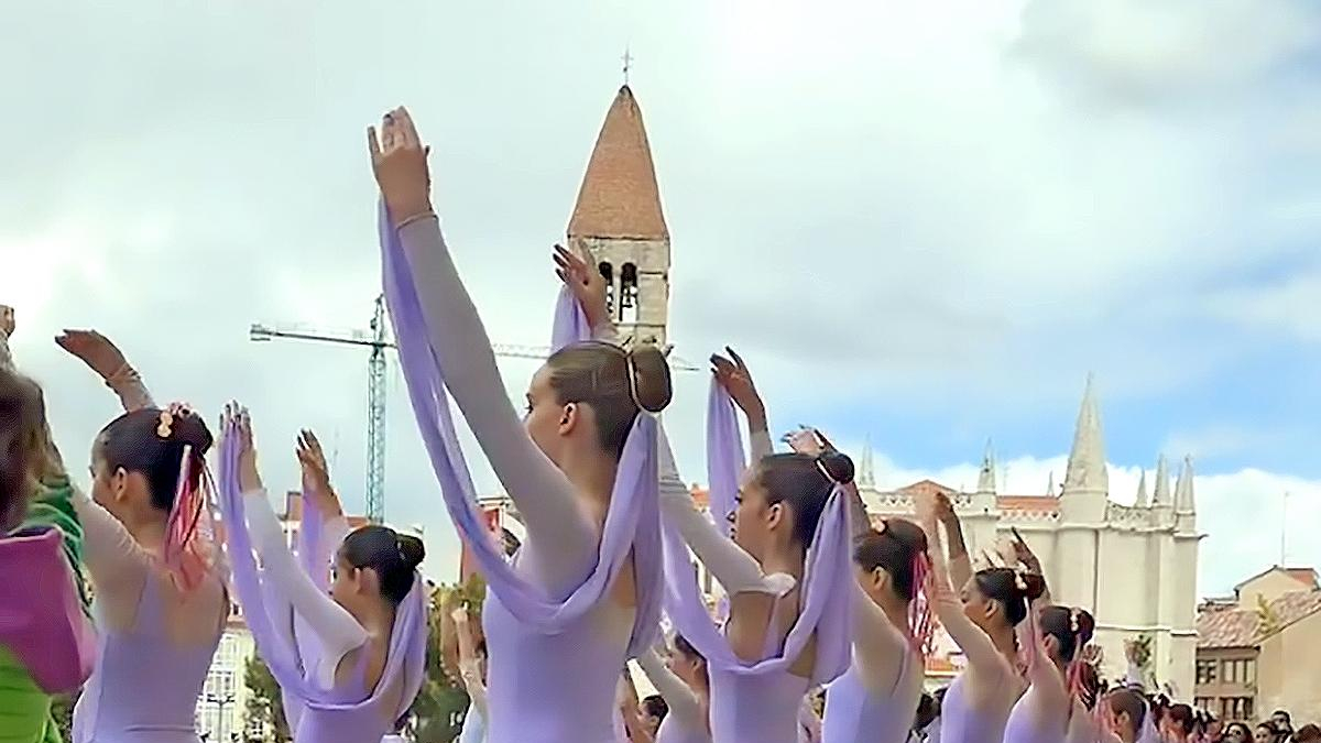 Bailarinas de la Escuela Profesional de Danza en la Plaza Portugalete