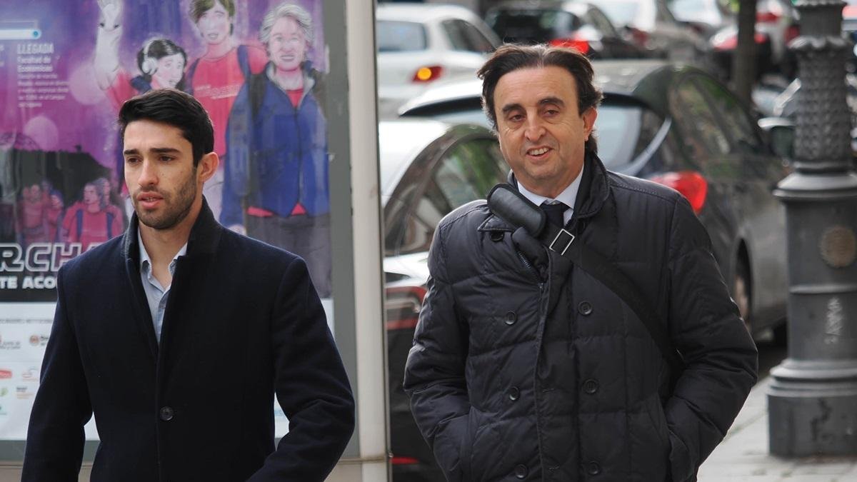 Alberto Esgueva (d) entrando al juzgado junto a su abogado.