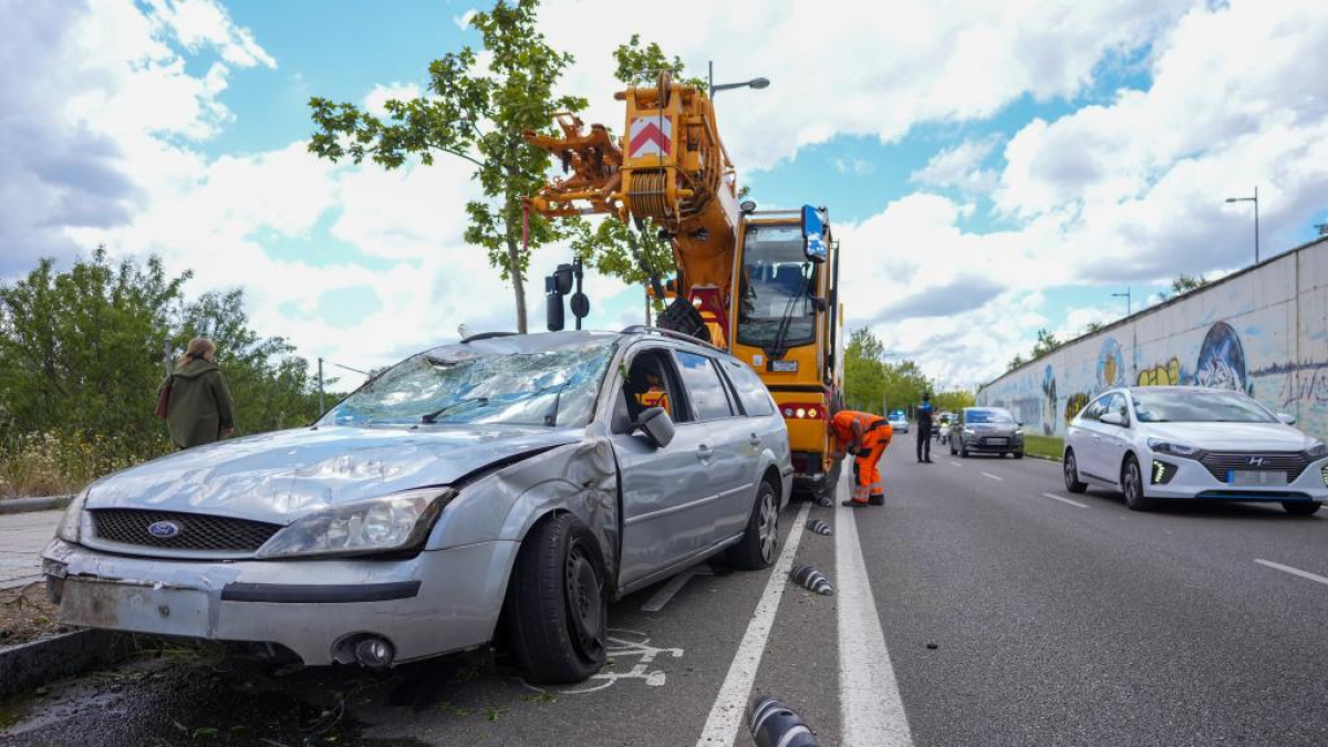 Una grúa saca el vehículo accidentado en la Avenida Salamanca