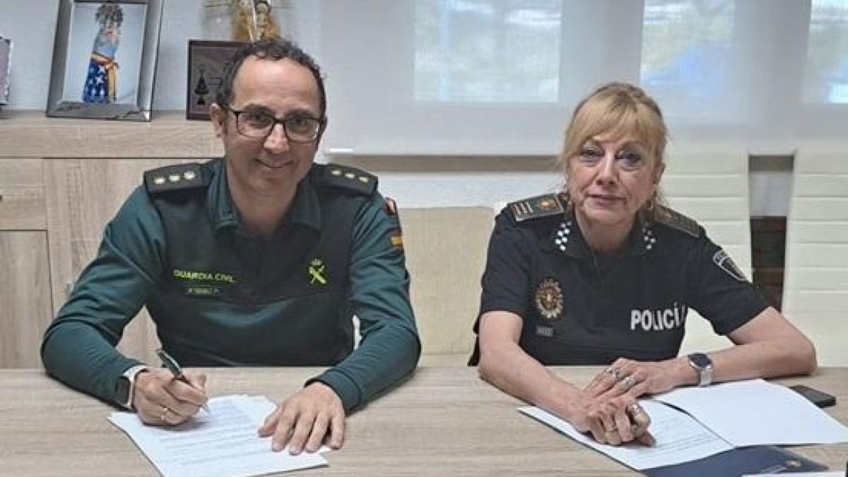 Andrés Manuel Velarde, jefe de la Comandancia de la Guardia Civil y Julia González, superintendente jefa de la Policía Municipal firman el convenio.