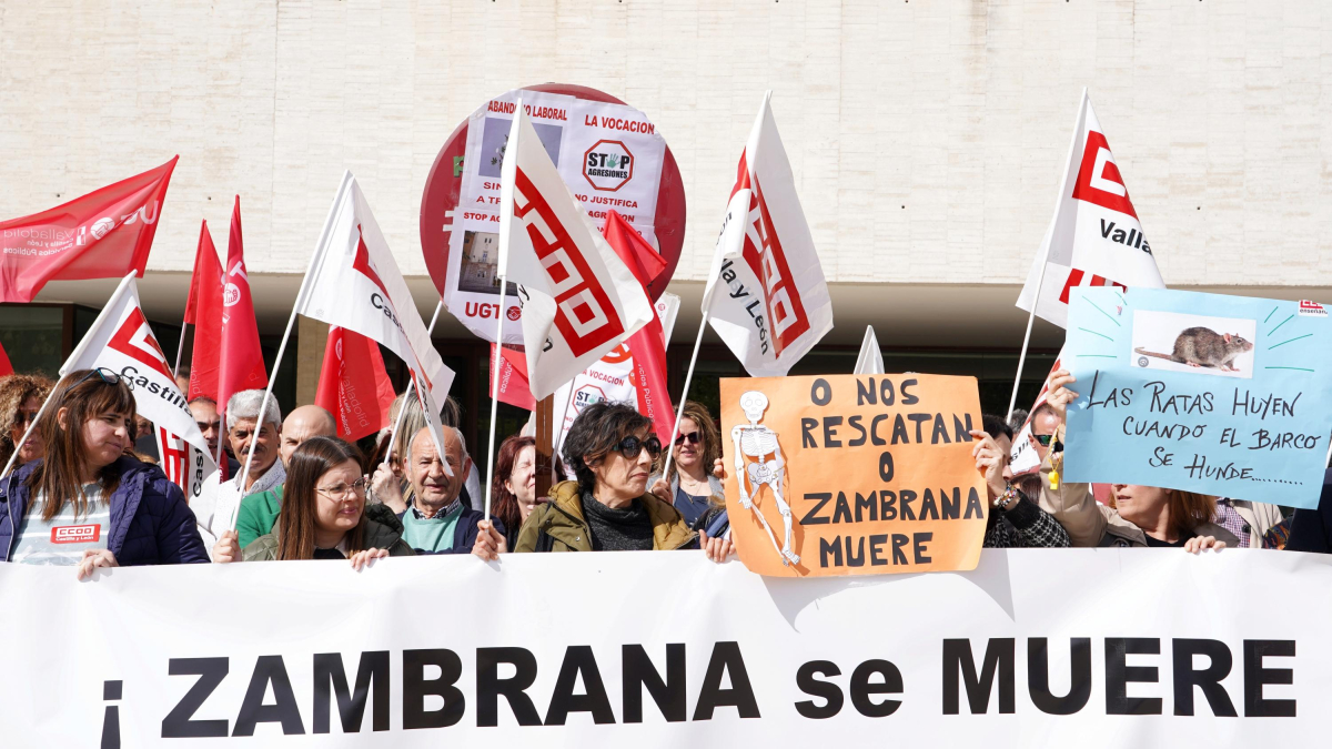 Concentración para denunciar la actuación de la Junta con el centro Zambrana