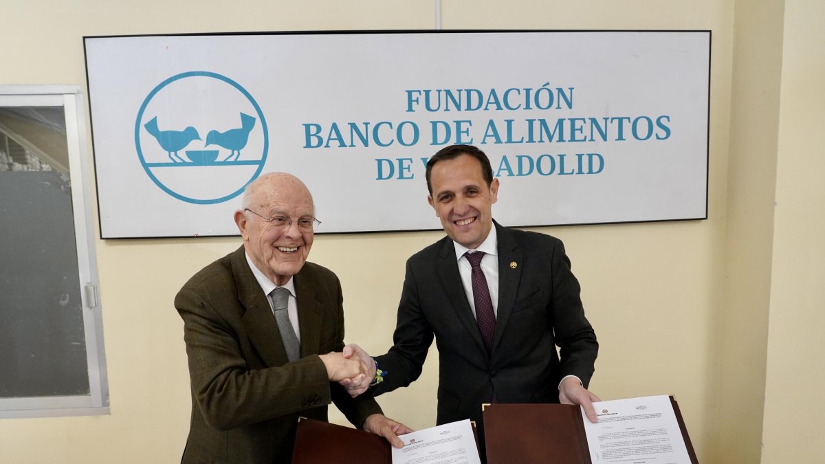 El presidente de la Diputación de Valladolid, Conrado Íscar, y el presidente de la Fundación Banco de Alimentos, Jesús Mediavilla, firman el convenio de colaboración entre ambas instituciones.