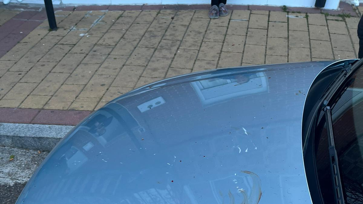 Coche manchado de sangre tras la pelea.