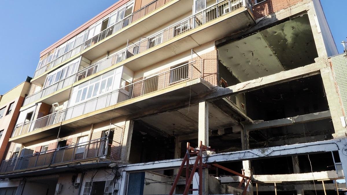 Estado del edificio afectado por la explosión de gas de la calle Goya, con las viviendas ‘desaparecidas’ a la derecha