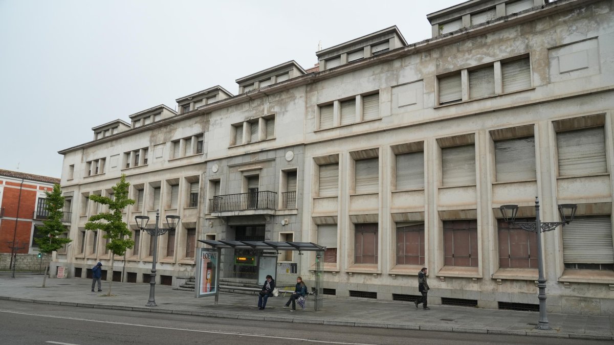 Edificio del viejo colegio El Salvador donde se levantará el futuro Campus de la Justicia.