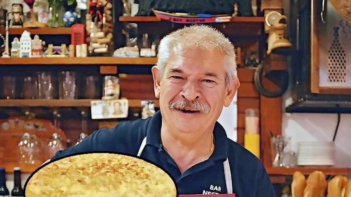 Néstor Morais, de Simancas, con su tortilla del bar Néstor de Donostia