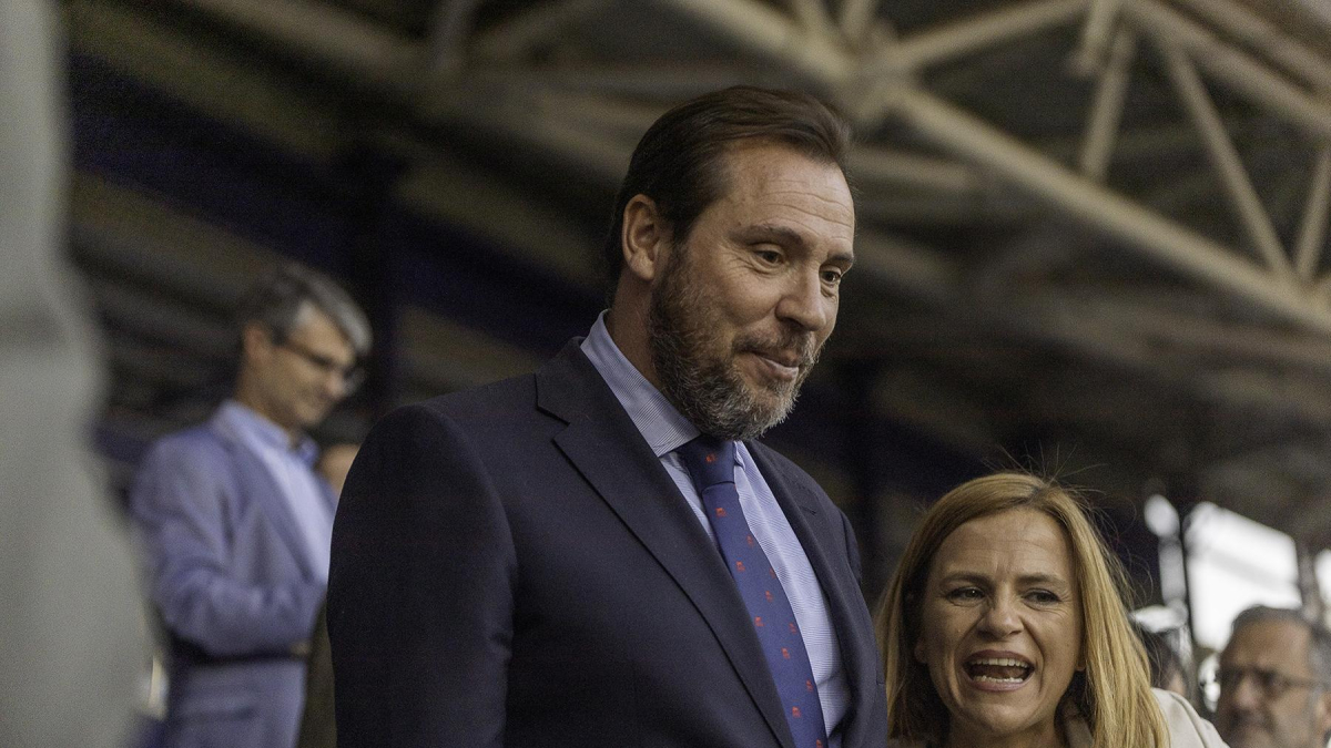El ministro de Transportes, Óscar Puente, con la delegada del Gobierno en la Comunidad Valencia, Pilar Bernabé, en el partido de rugby en Valencia. Al fondo, Pollán.