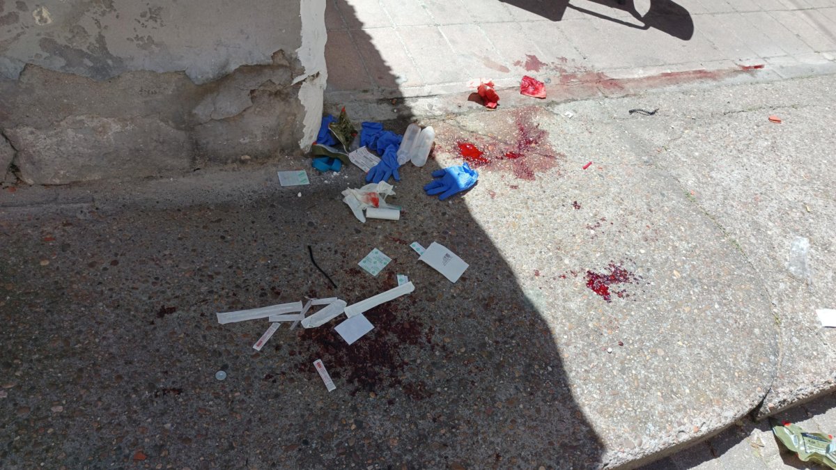 Sangre del herido a machetazos en la calle Sinagoga de Valladolid