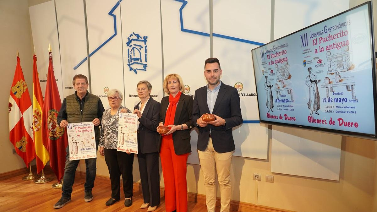 El alcalde de Olivares de Duero, Tomás Andrés, la presidenta de la Asociación Cultural ‘El Olivo’ Maria Santos Moro Balbás, y el diputado de Empleo, Desarrollo Económico y Reto Demográfico, Roberto Migallón en la presentación de la XII edición ‘El Pucherito a la Antigua’